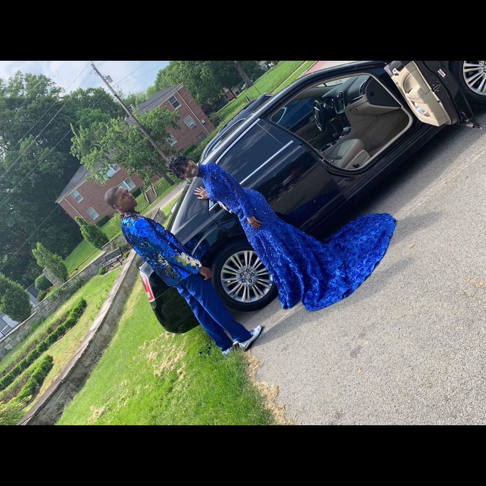 I am selling my prom dress , i went to prom 2019